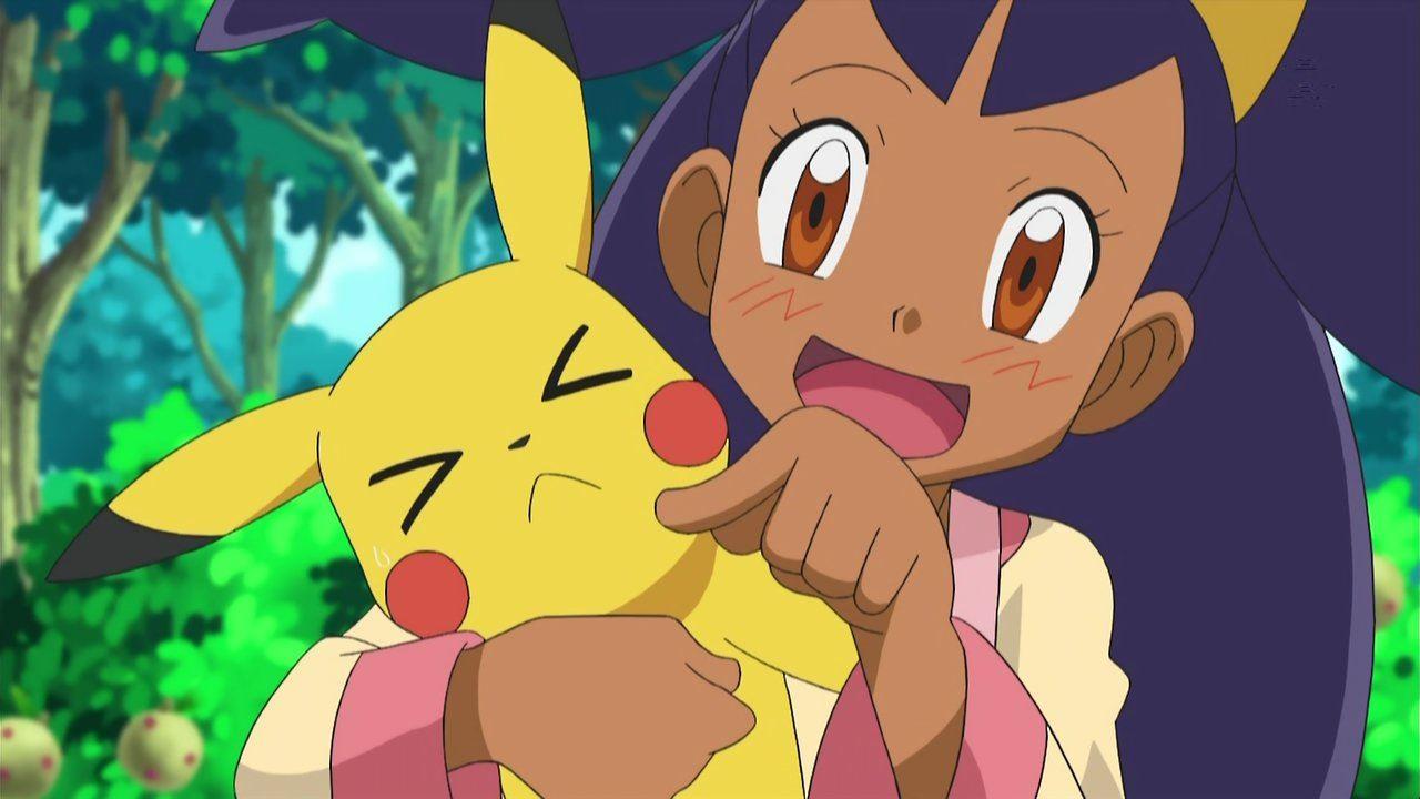 艾莉丝戳皮卡丘的脸