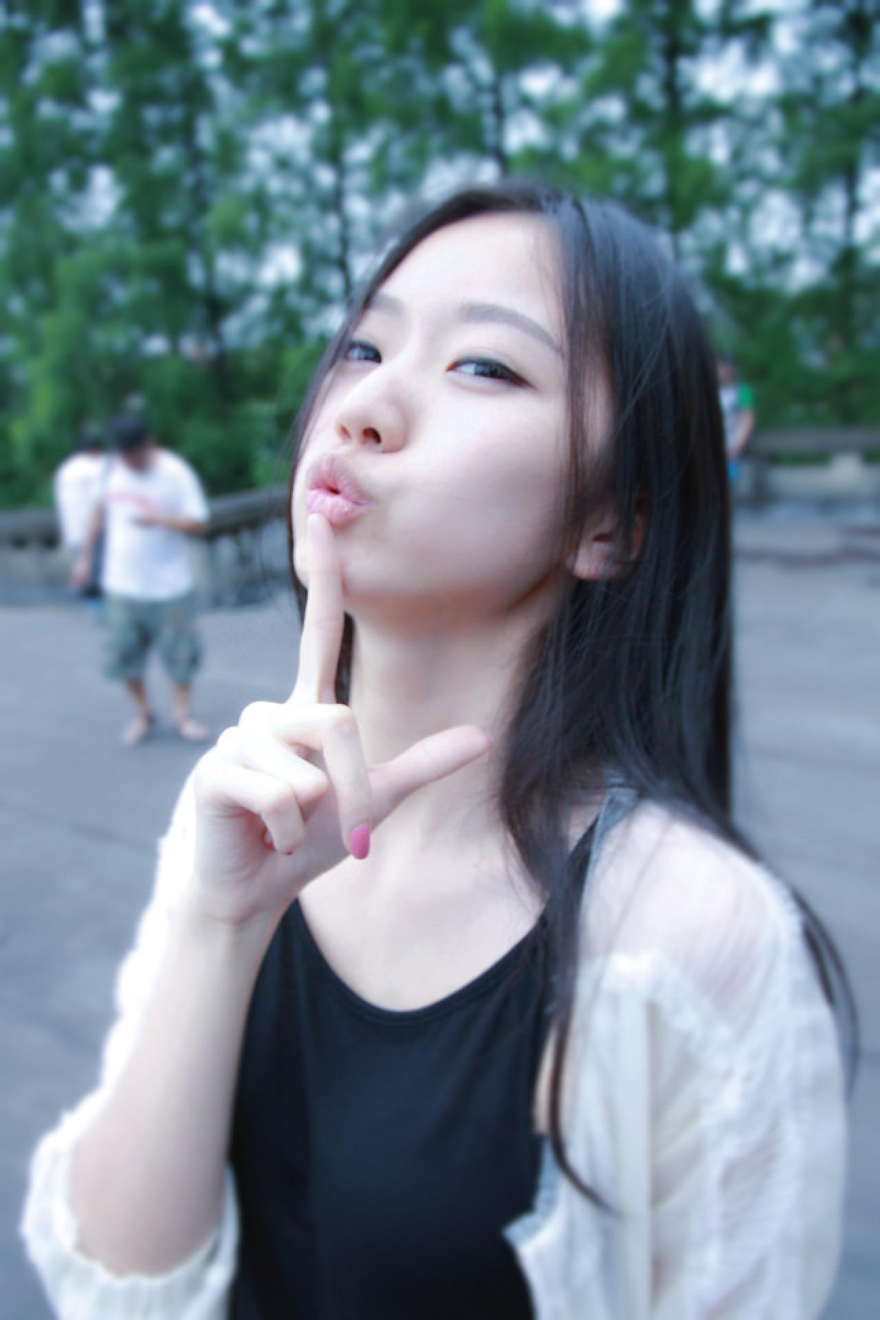 黑长直萌妹子抬头嘘手势