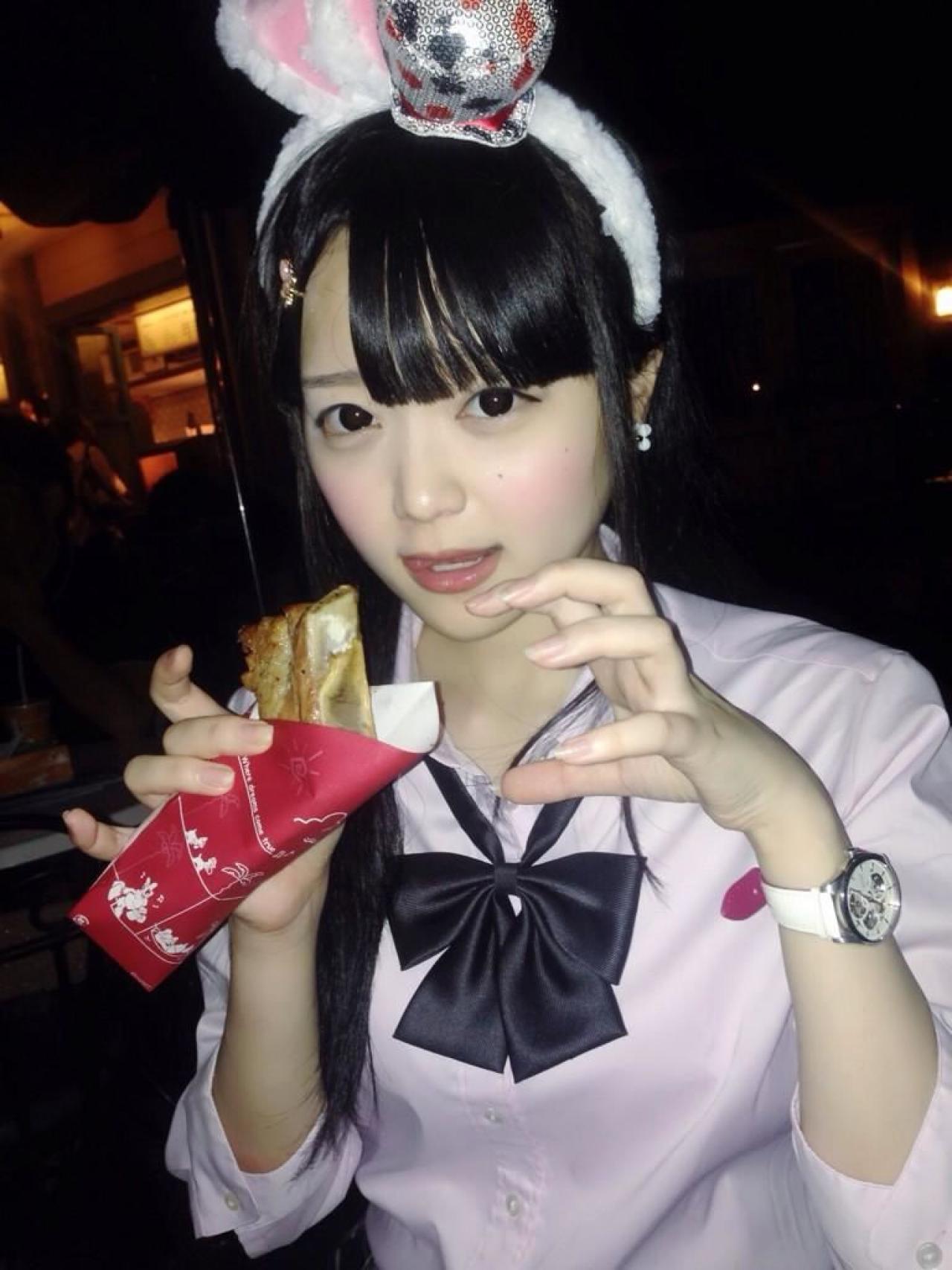 まきろん逛夜市，品尝小吃，舔着嘴唇很好吃的样子