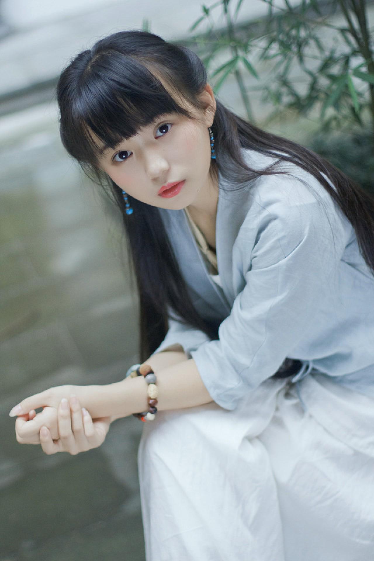 修老虎双手叠放在膝盖上