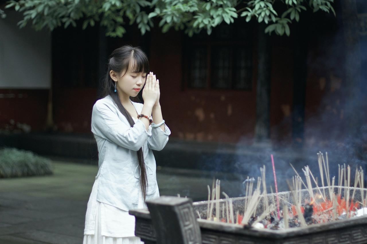 修老虎双手合十，烧香许愿