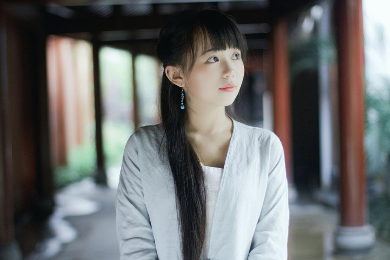 修老虎在长廊侧目而望