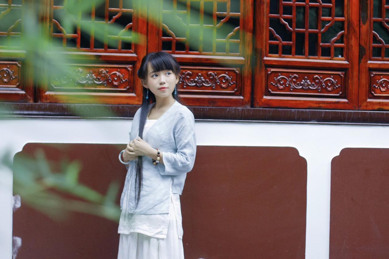 修老虎轻抚秀发在窗下