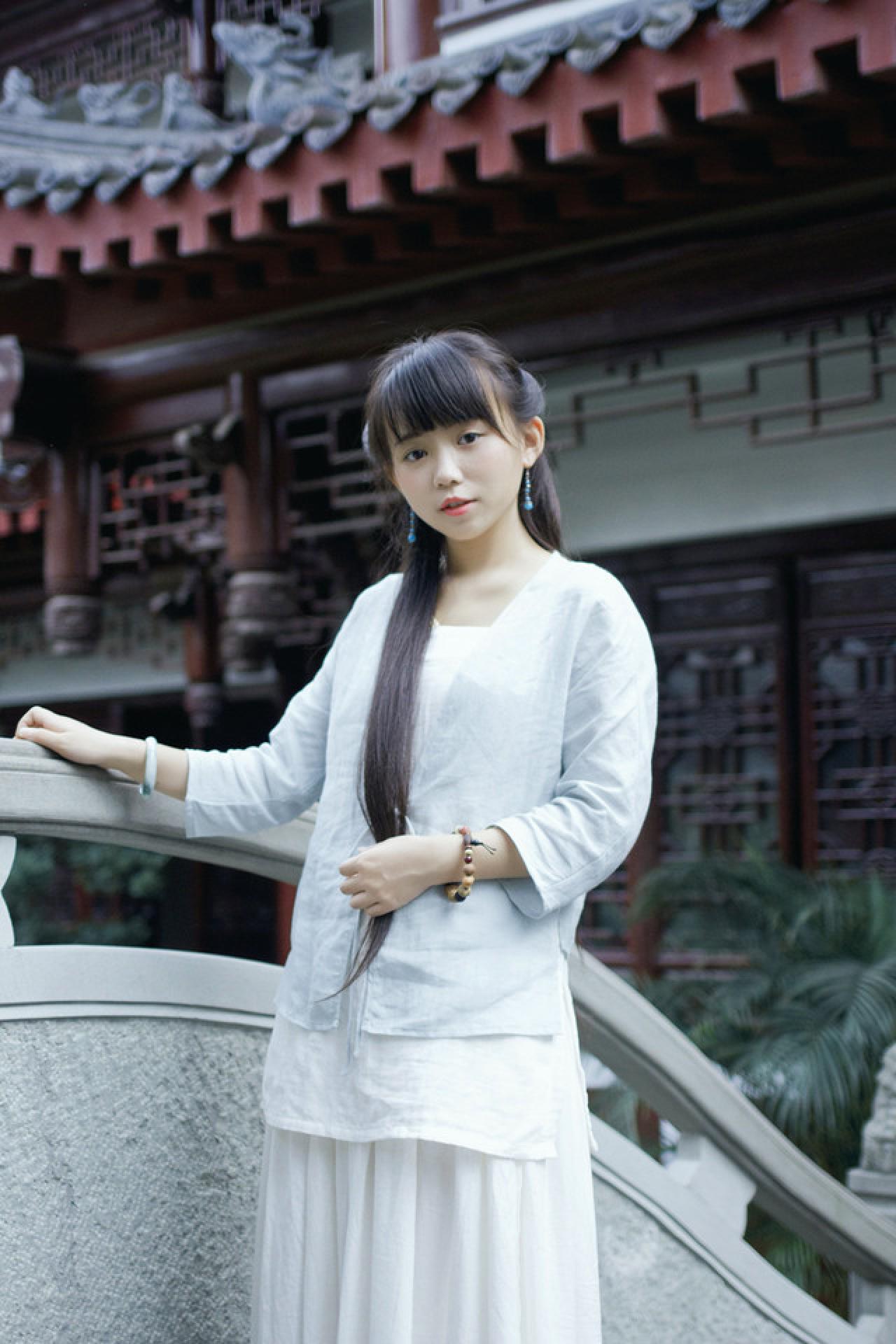 修老虎在石桥上扶栏而立