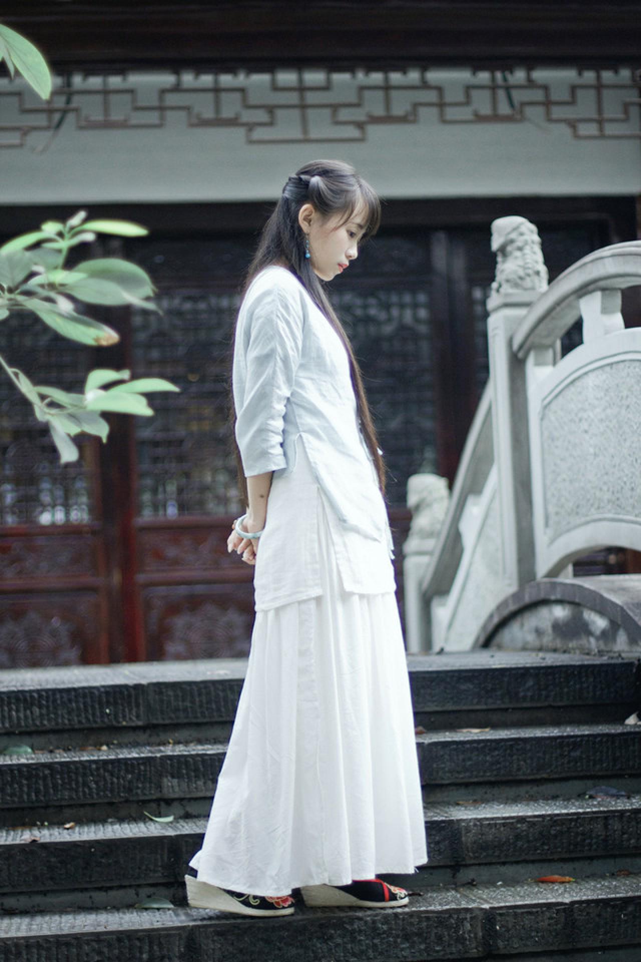 修老虎双手背后，低头踱步