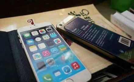 套着牛津词典手机壳的iPhone手机