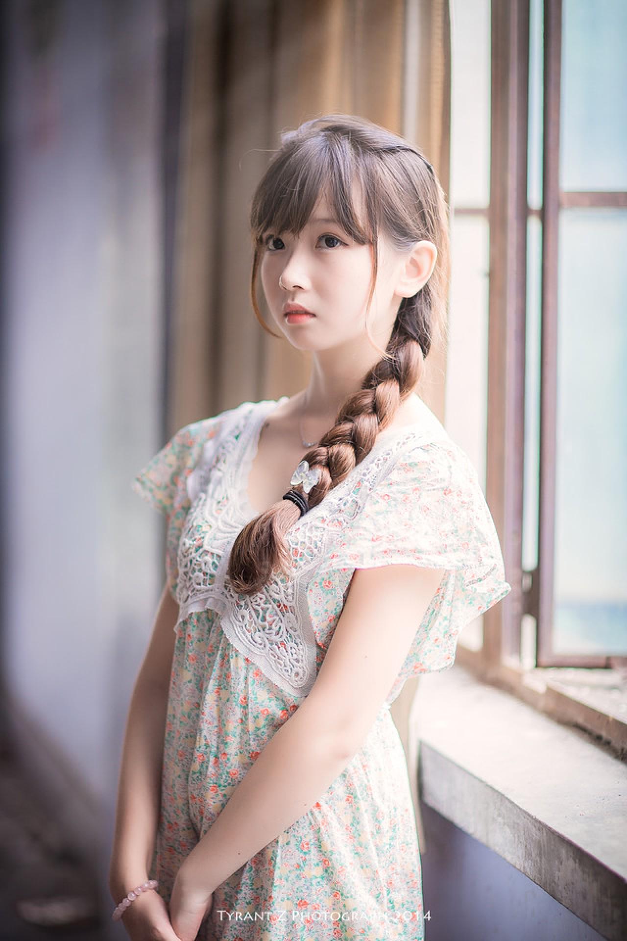 小圆脸雪雪在窗户前