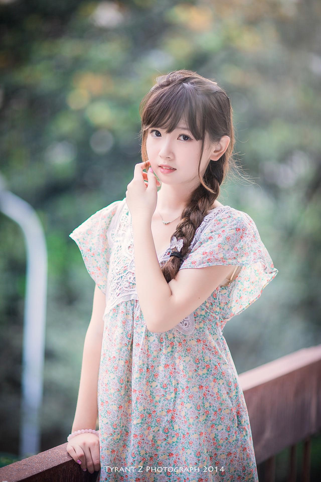 小圆脸雪雪扶栏而立