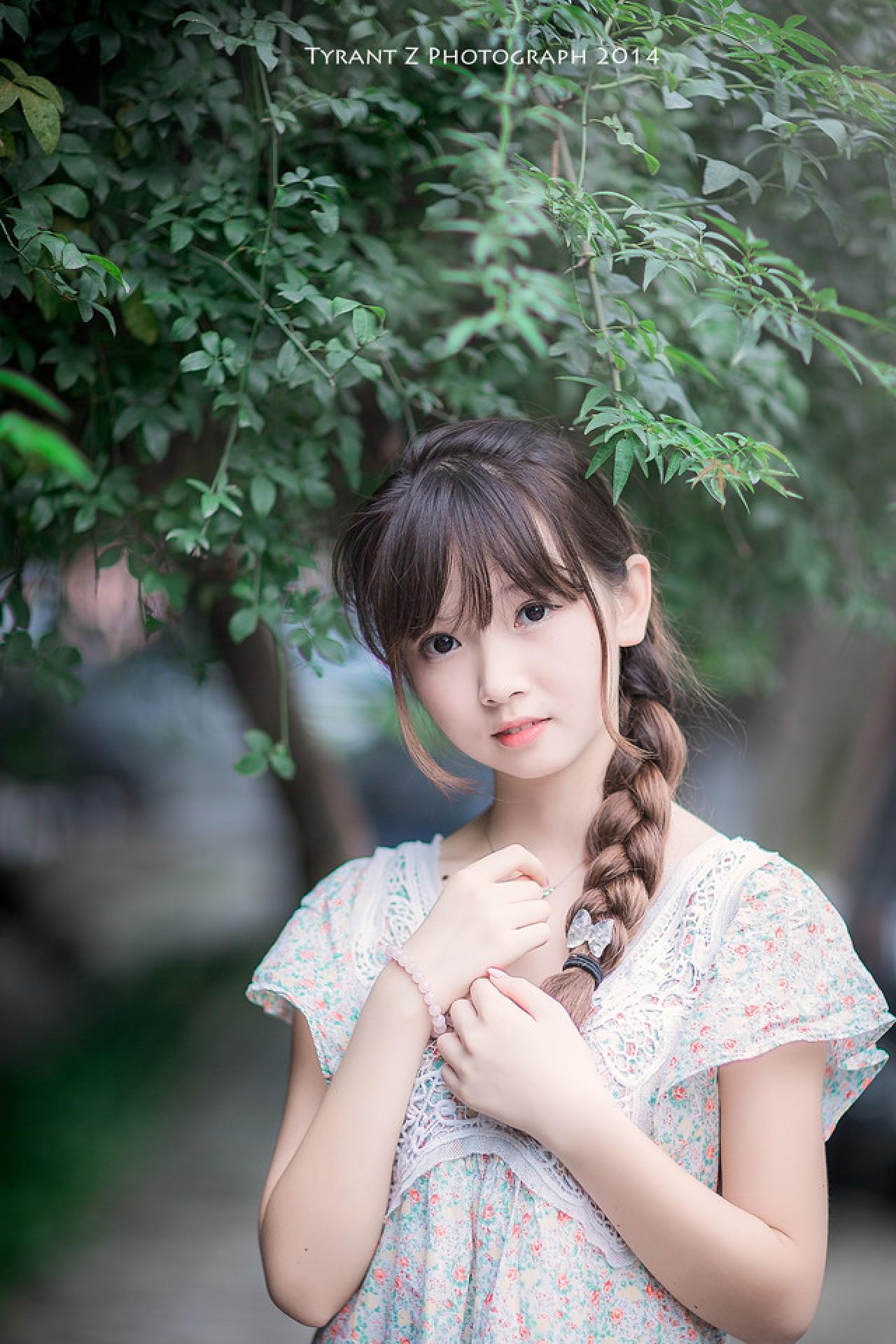 小圆脸雪雪双手放在胸口