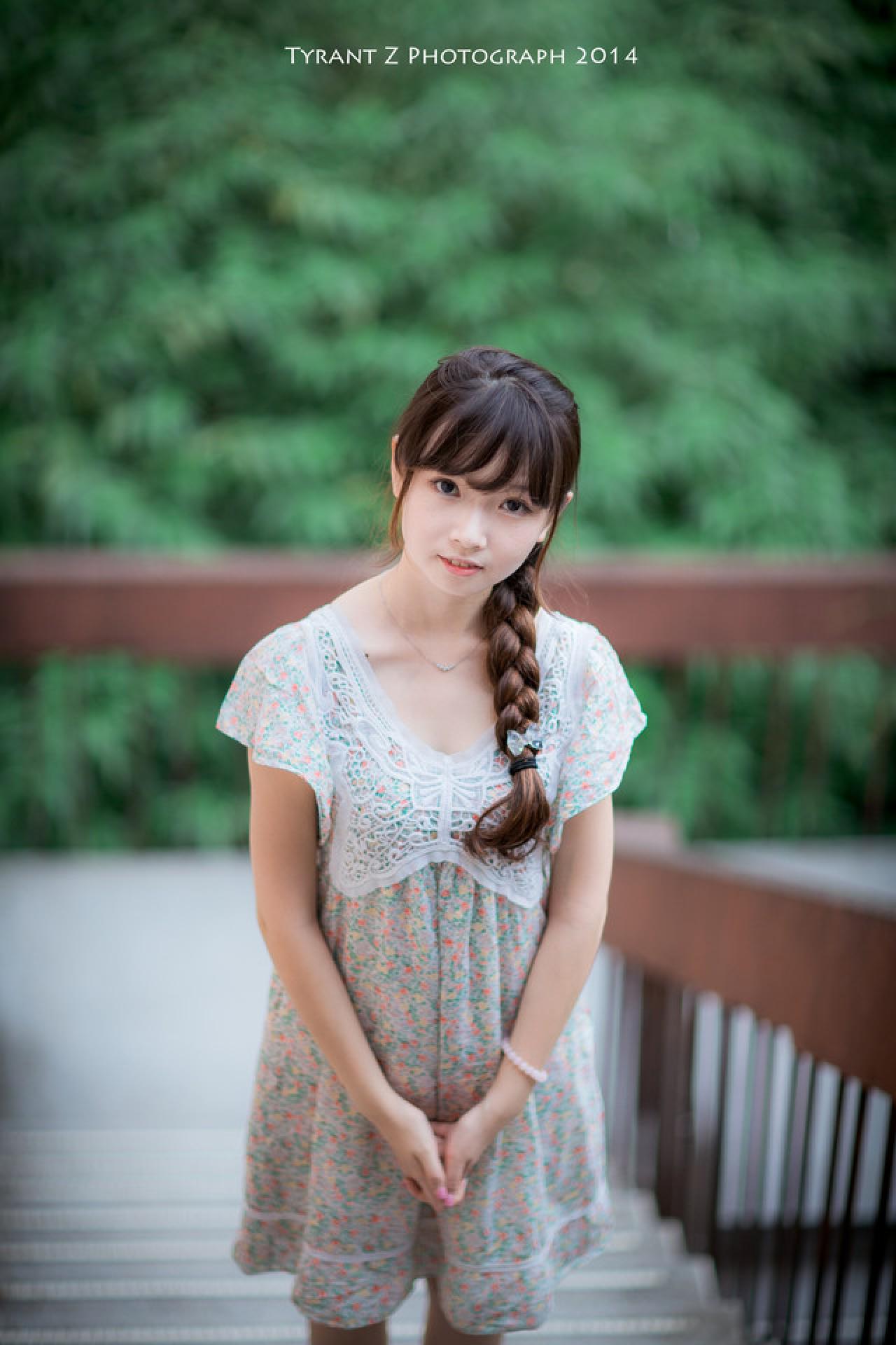 小圆脸雪雪在台阶上