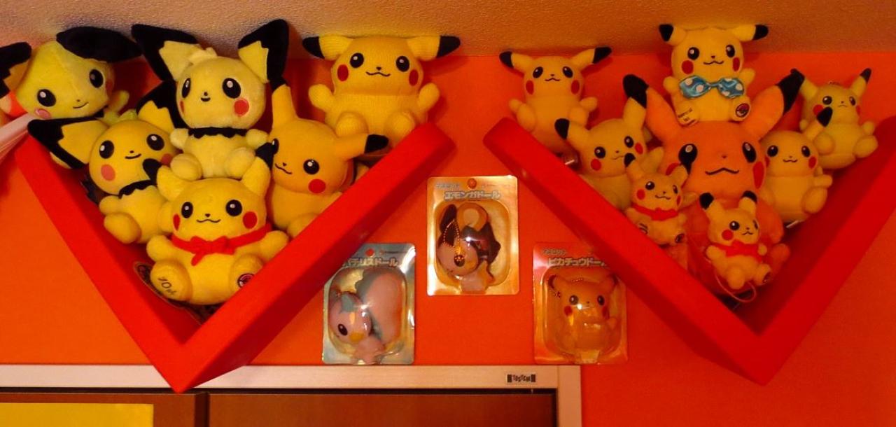 V形支架上堆着皮丘和皮卡丘