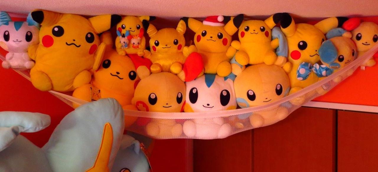 墙上的吊床上堆满了正负电荷和皮卡丘