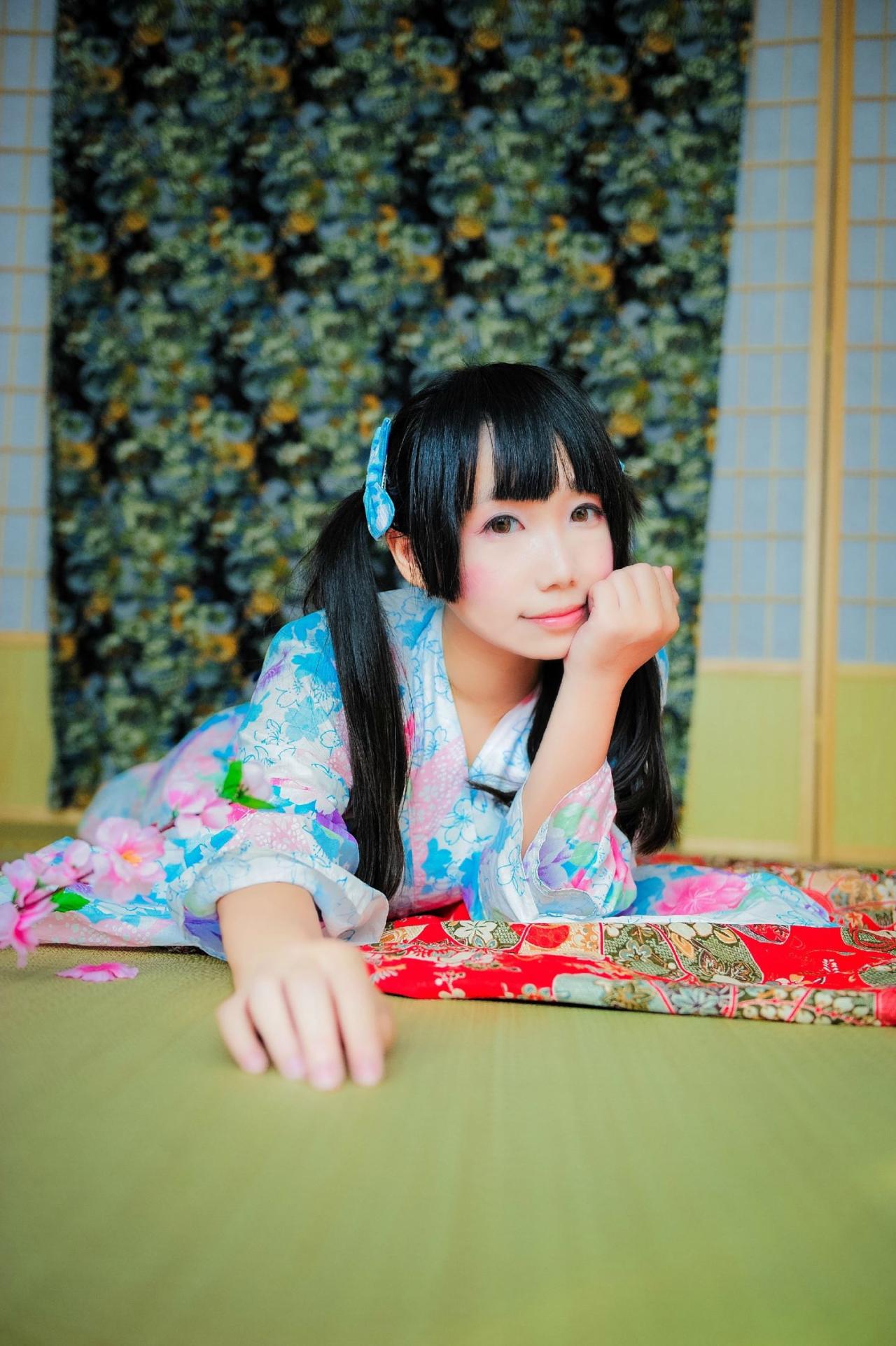 七喵穿着浴衣左手撑着头