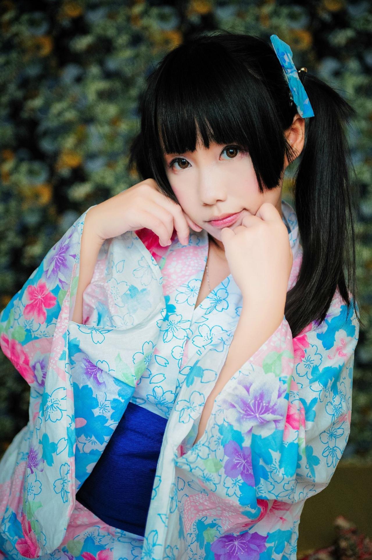 七喵穿着浴衣双手贴在脸上，露出小酒窝