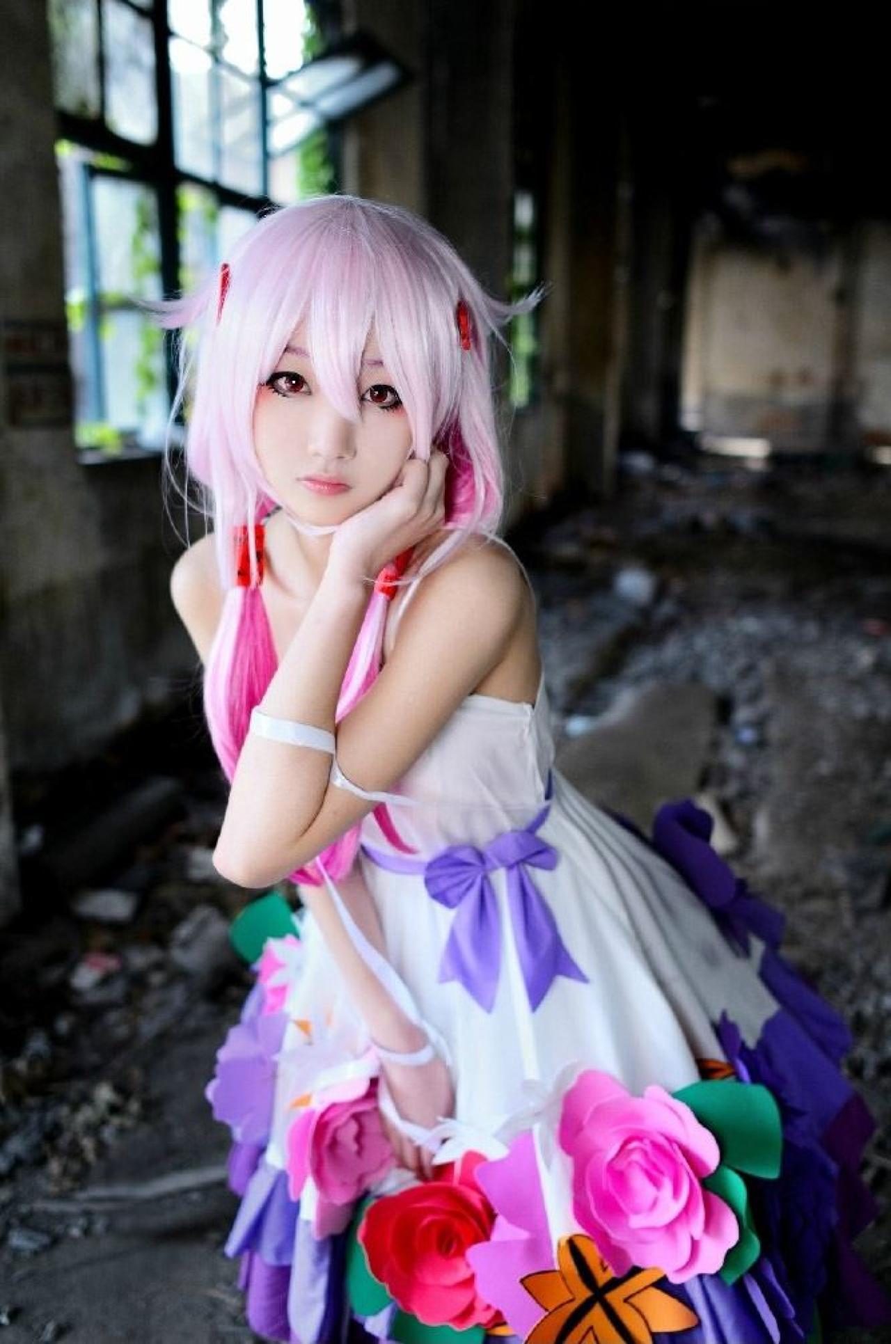 小优扮演楪祈略躬身，轻抚脸颊