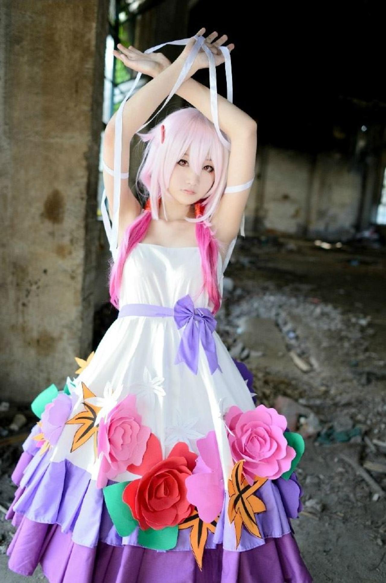 小优扮演楪祈双手抬起，交叉在头前