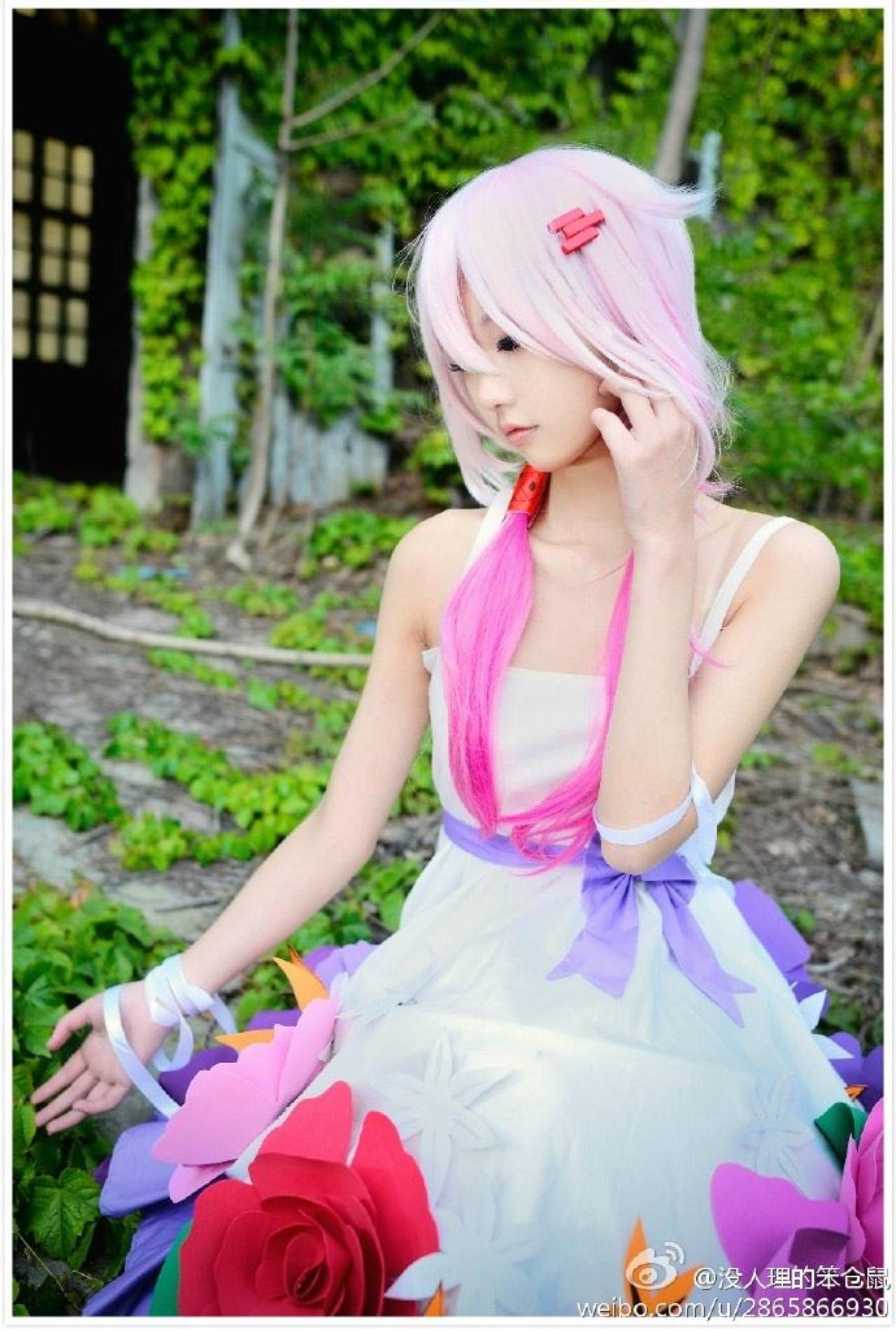 小优扮演楪祈右手轻捏绿叶，左手轻埋在发梢里的侧脸