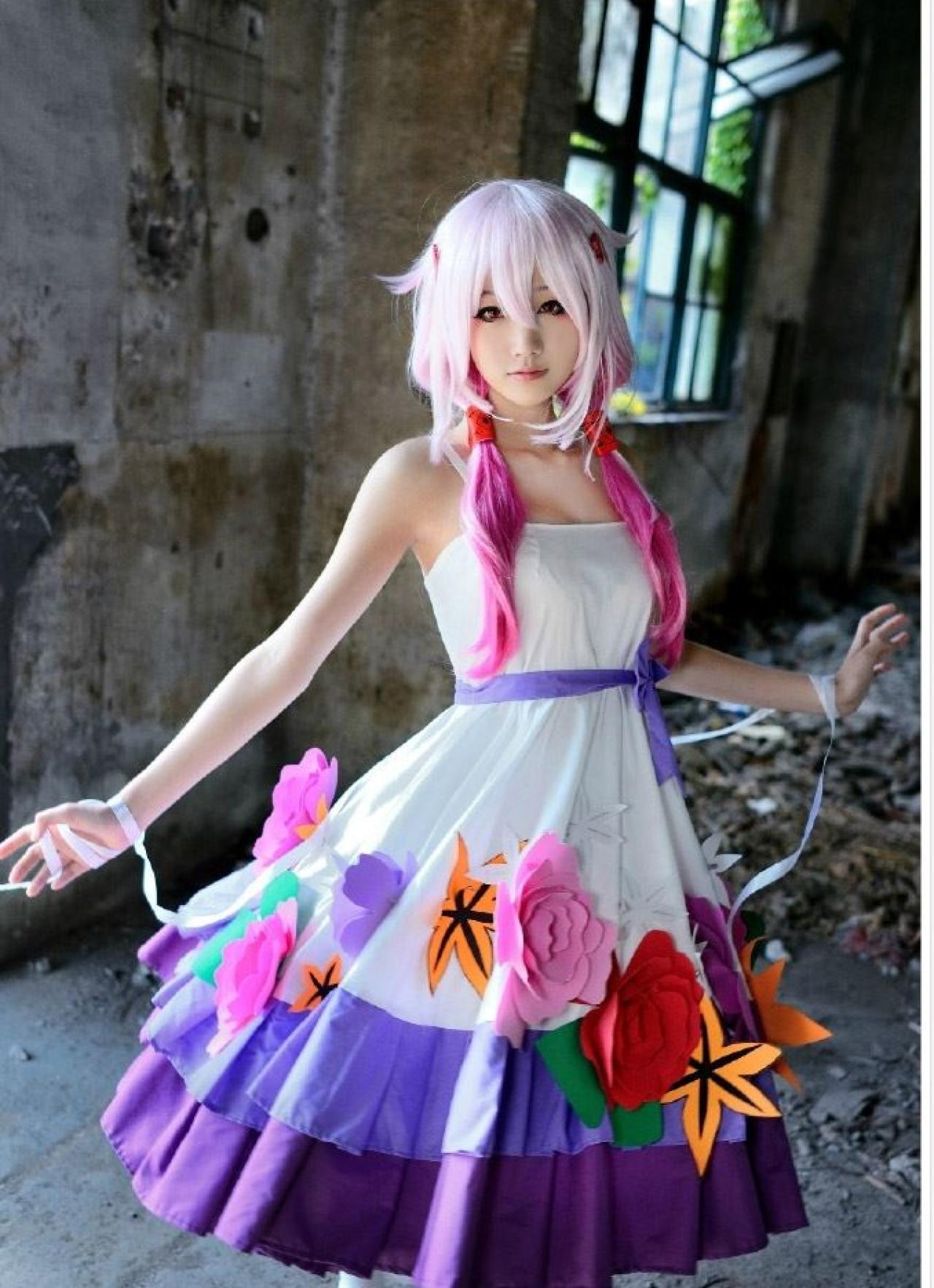 小优扮演楪祈张开双臂，拉着白色丝带