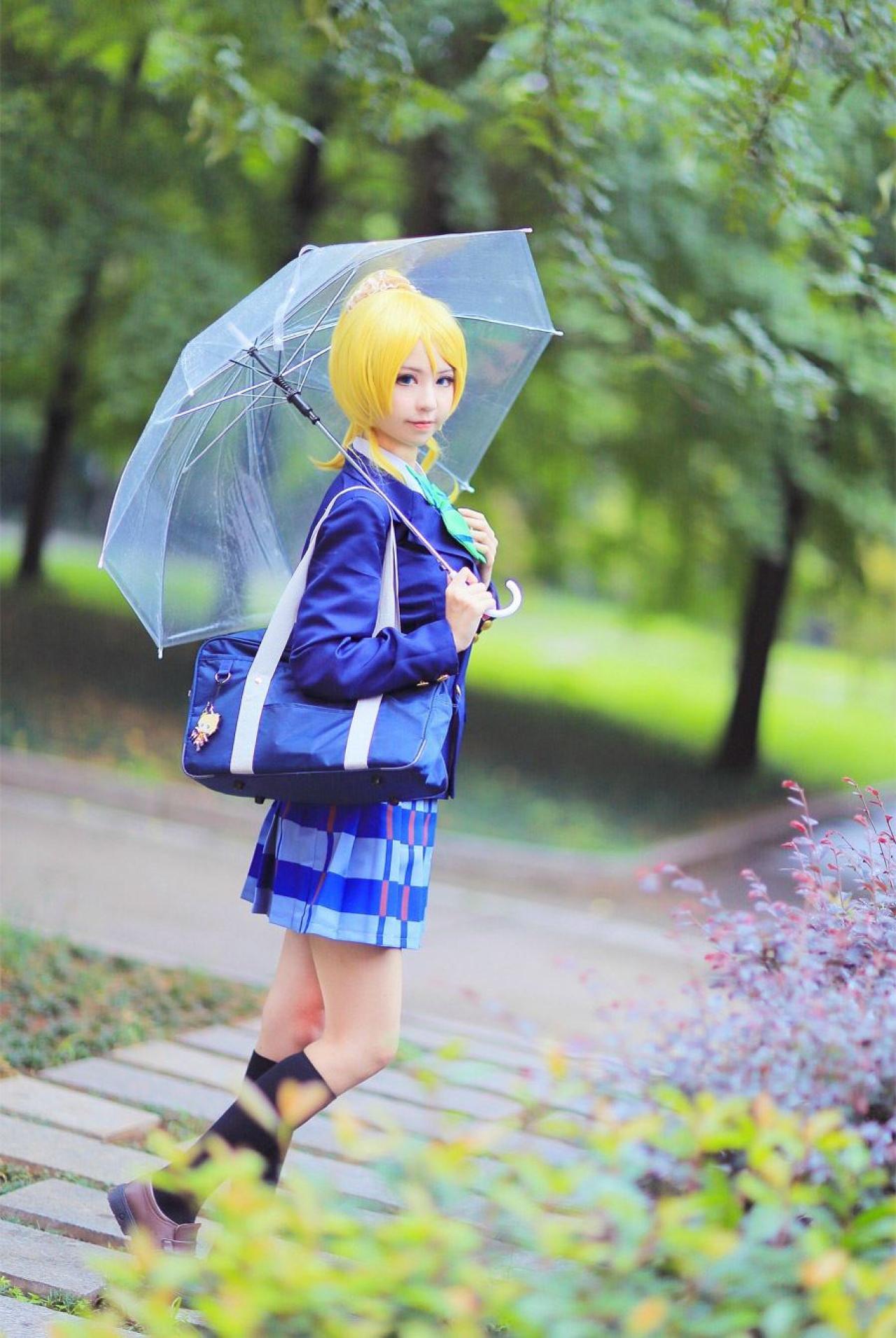 赤澤Aki扮演绚濑绘里撑伞走在小径上