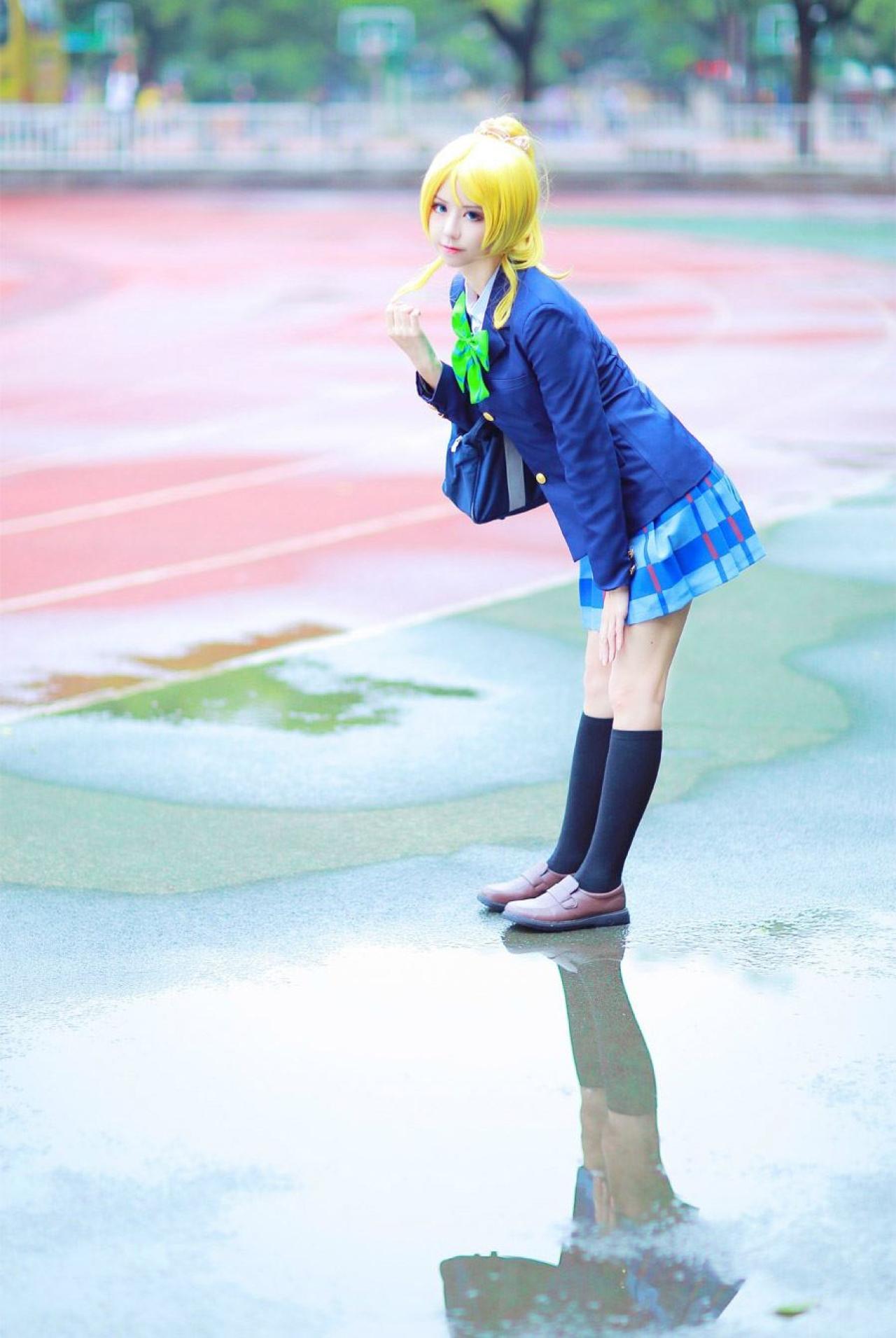 赤澤Aki扮演绚濑绘弯腰一手捏着头发