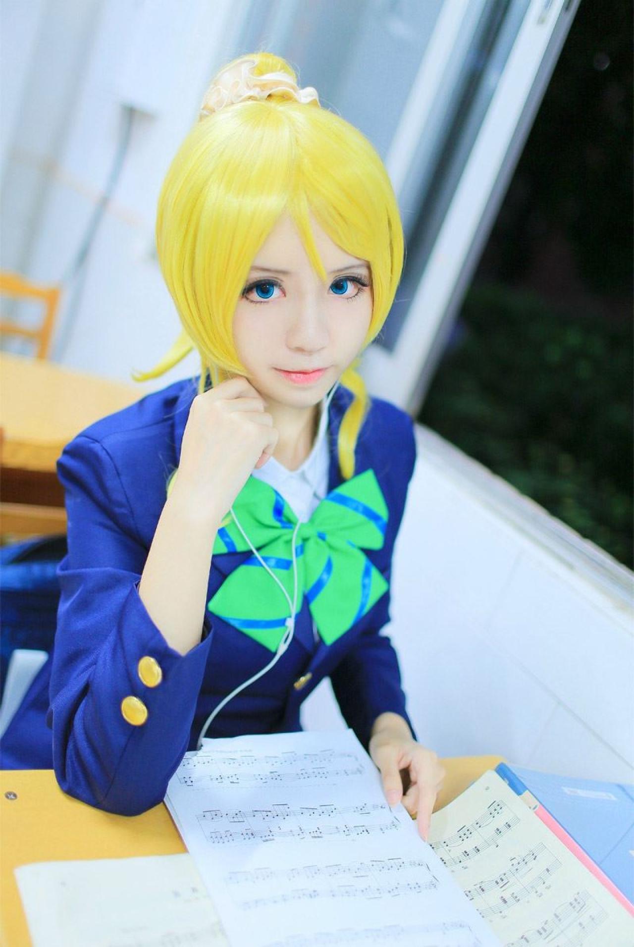 赤澤Aki扮演绚濑绘翻着五线谱