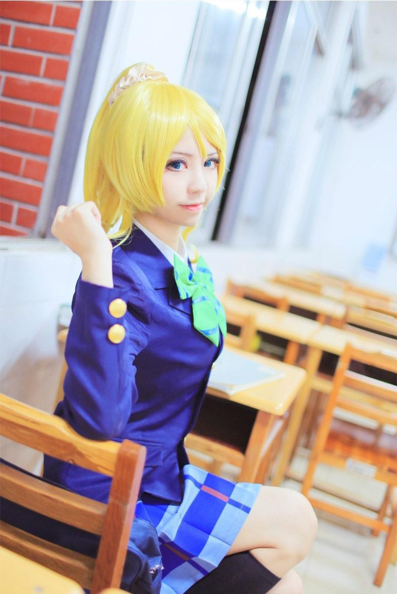 赤澤Aki扮演绚濑绘从课桌上侧身看镜头