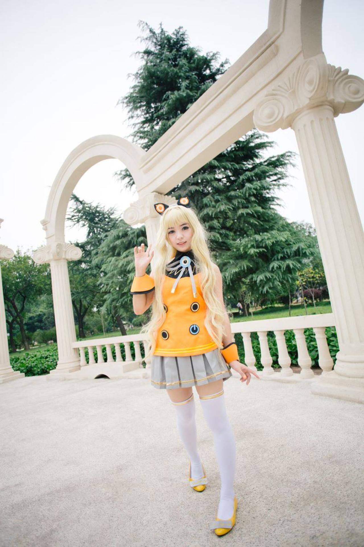 寻寻王扮演SeeU打招呼