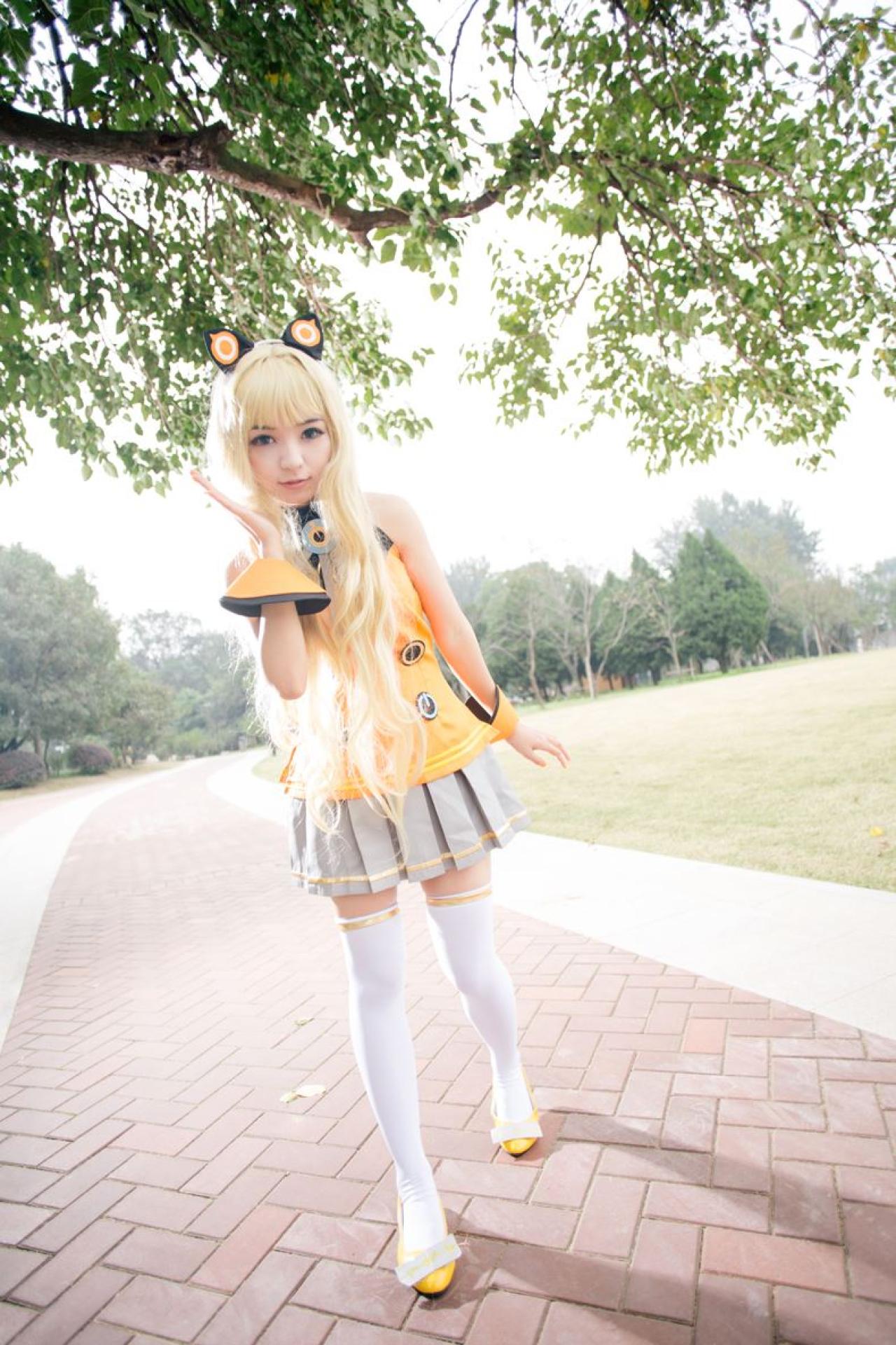 寻寻王扮演SeeU右手掌贴着头发