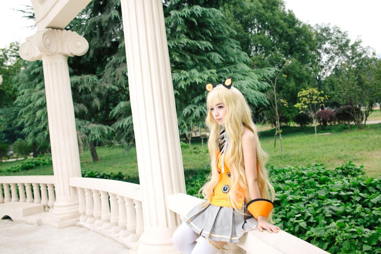 寻寻王扮演SeeU双手撑在栏杆上