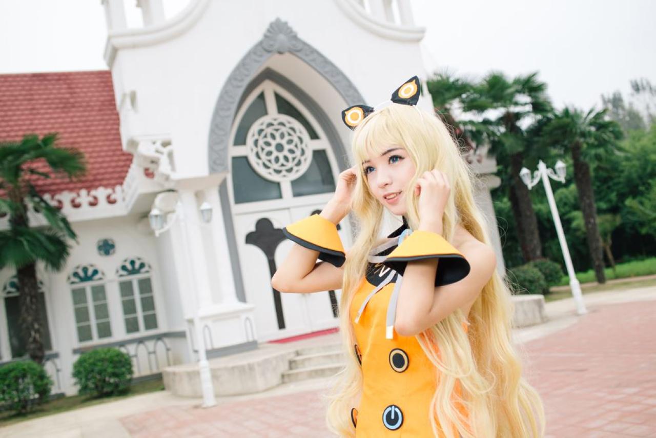 寻寻王扮演SeeU双手轻捋头发