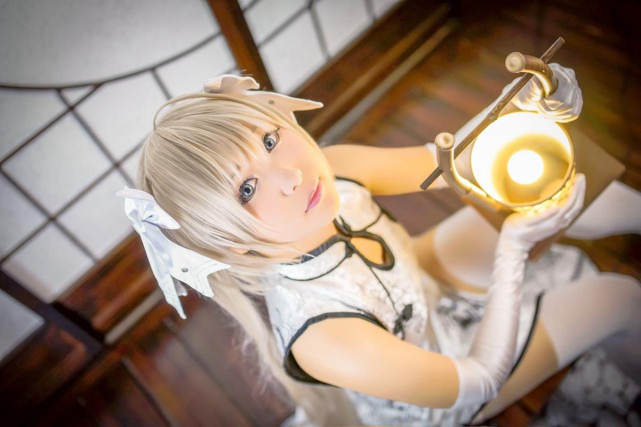 Hayakawa臣儿扮演穹妹双手捧着日本灯具