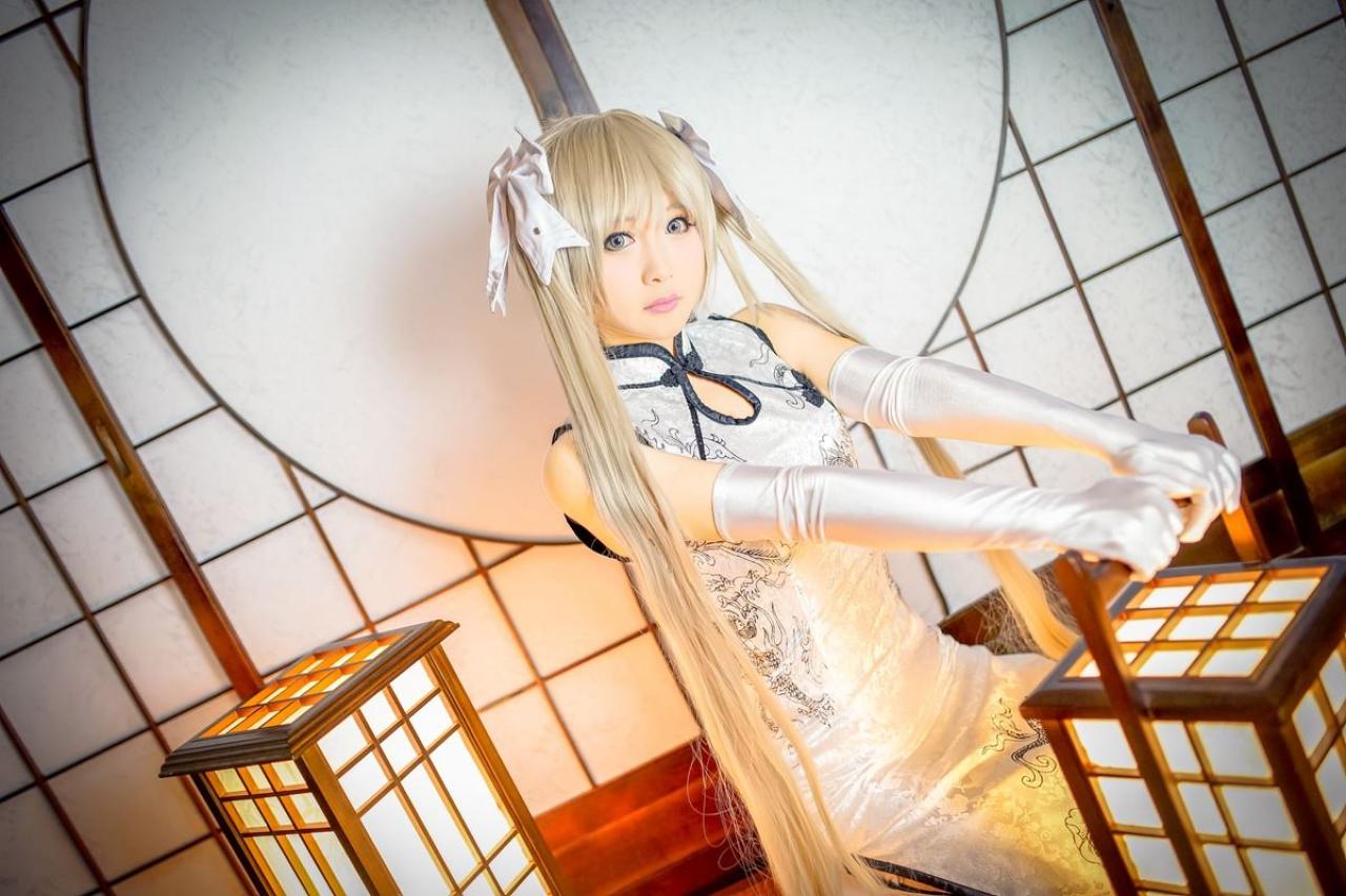 Hayakawa臣儿扮演穹妹双手抓着灯箱顶部