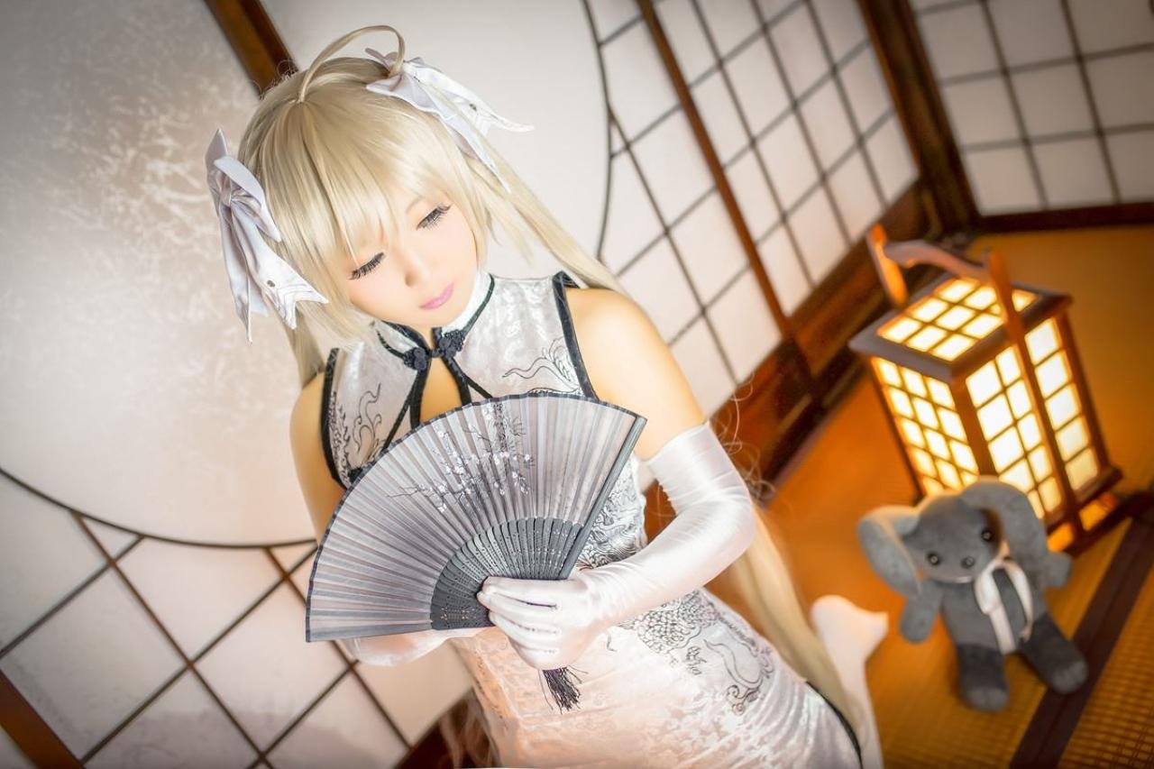 Hayakawa臣儿扮演穹妹撑开扇子