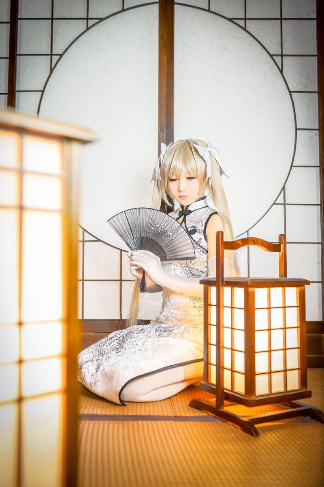 Hayakawa臣儿扮演穹妹双手捧着撑开的扇子（颔首/低头）