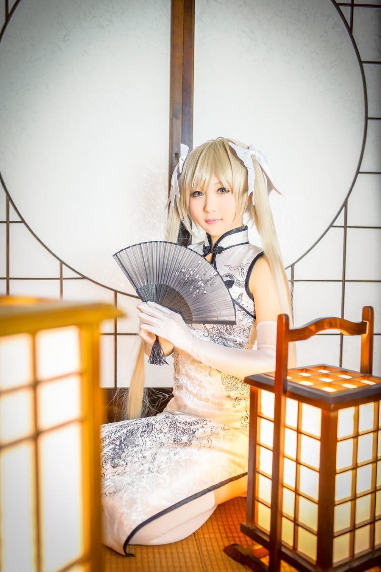 Hayakawa臣儿扮演穹妹双手捧着撑开的扇子（抬头）