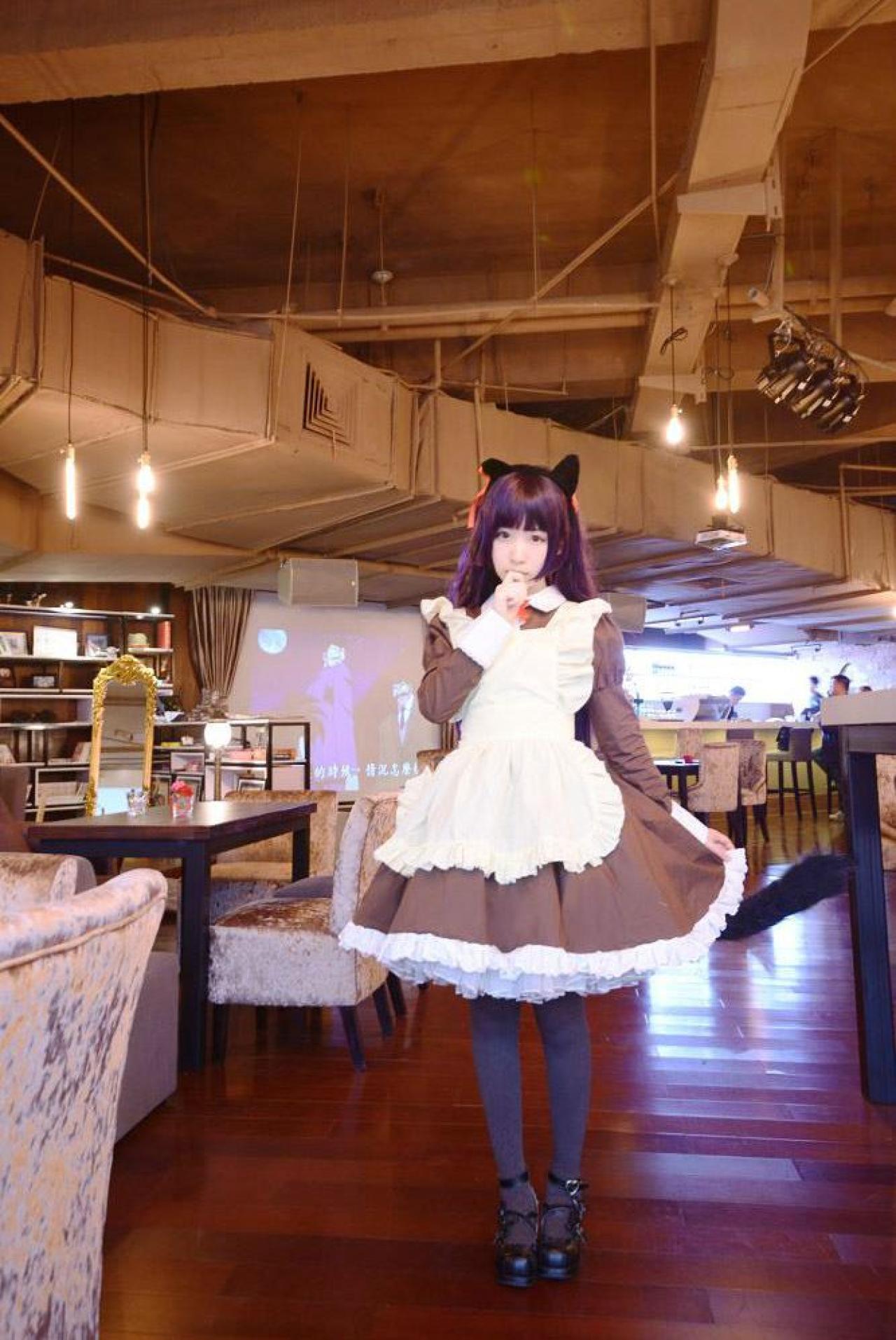 點點_sanae扮演五更琉璃右手抵着嘴唇，左手拎起裙角