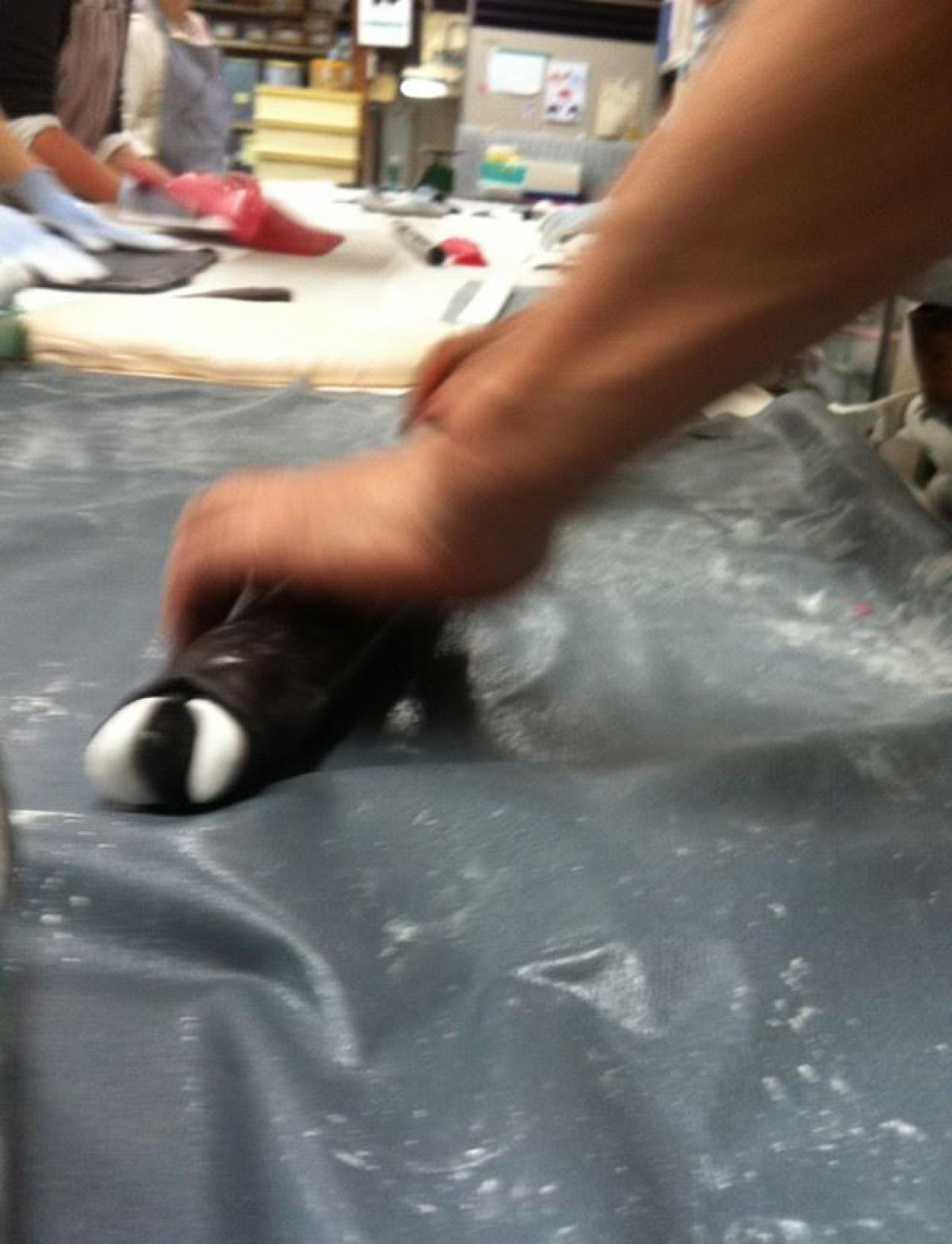 工人正在制作人物的发饰