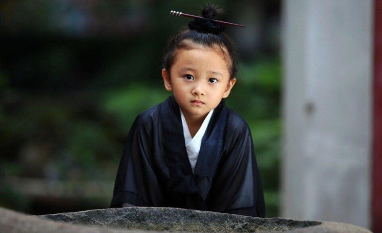 小道姑双手承载石头上