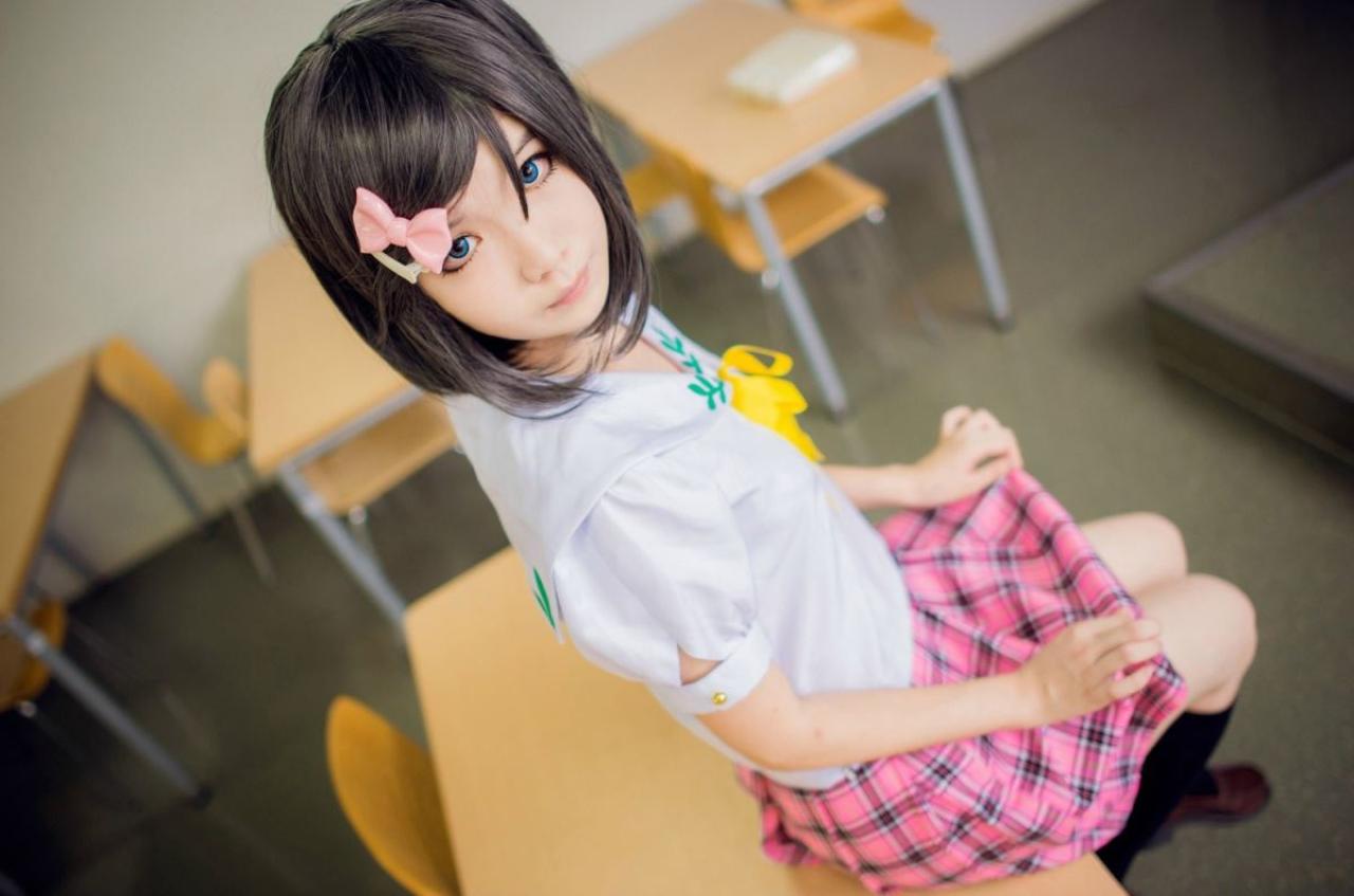 黄道扮演筒隐月子坐在桌子上