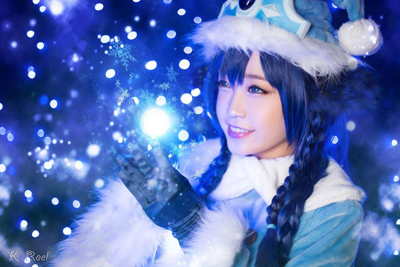 兔娘扮演璐璐戴着手套捧着雪花