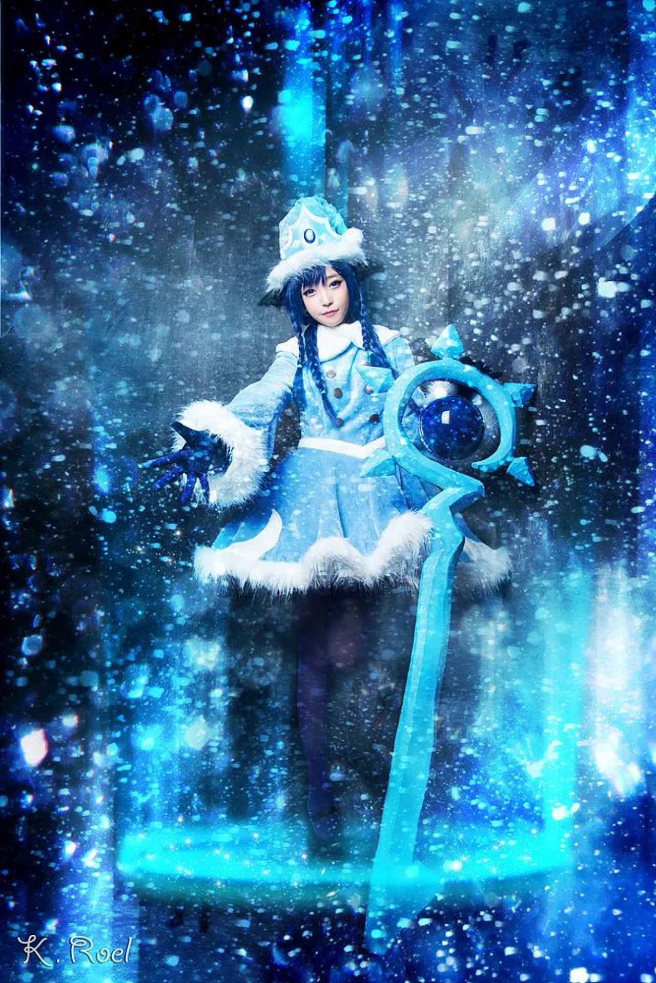 兔娘扮演璐璐扶着魔法杖在大雪中的全身照