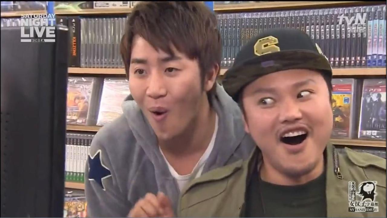 正在欢呼的哥弟俩