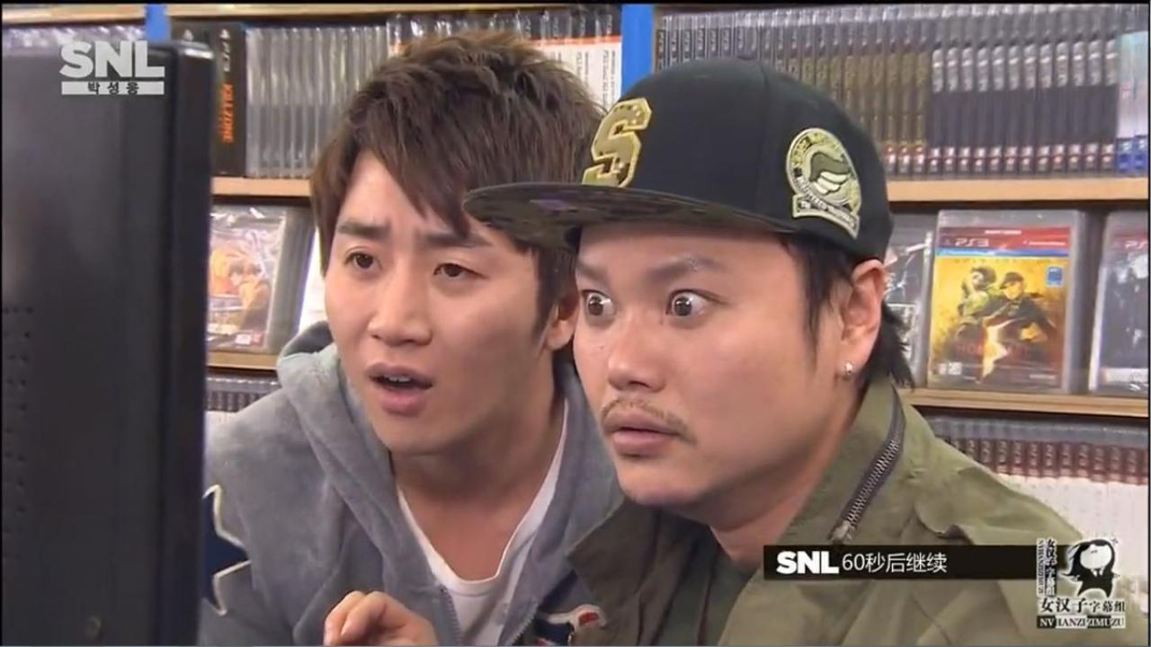 哥弟俩吃惊的看着屏幕