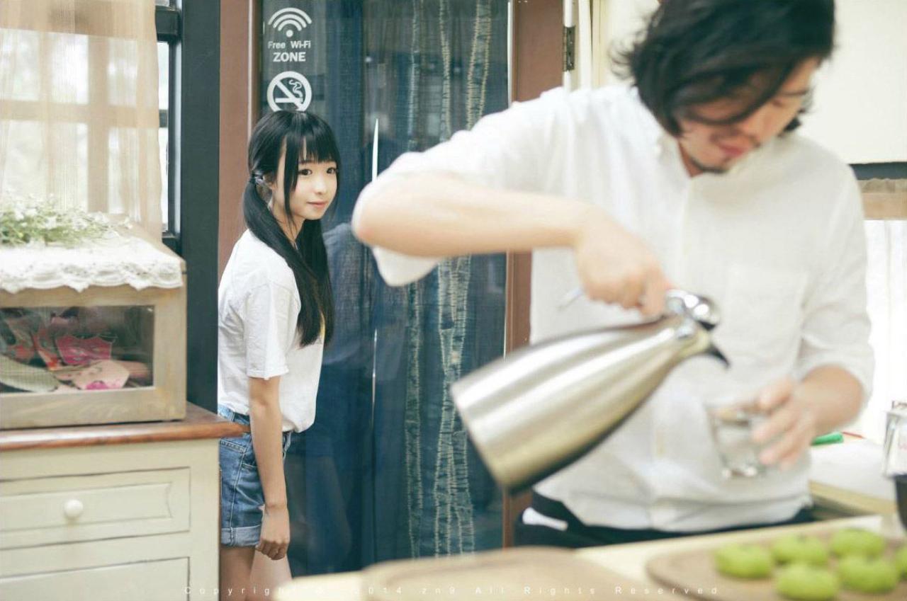 半个大叔正在倒水，鳄鱼同学推门进来