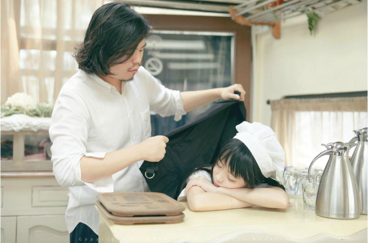 再次进来的时候，半个大叔拿来上衣