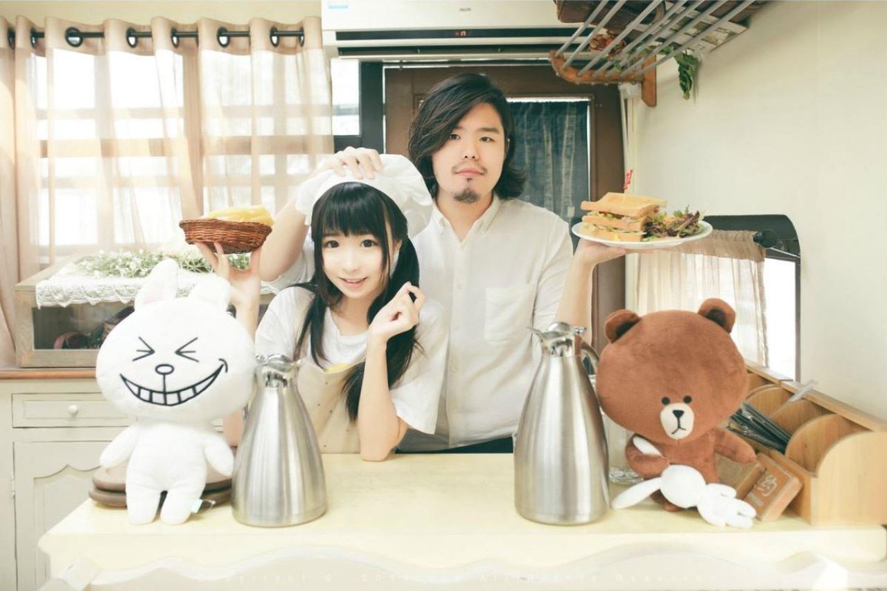 大叔和鳄鱼同学端着盘子的摸头小合影