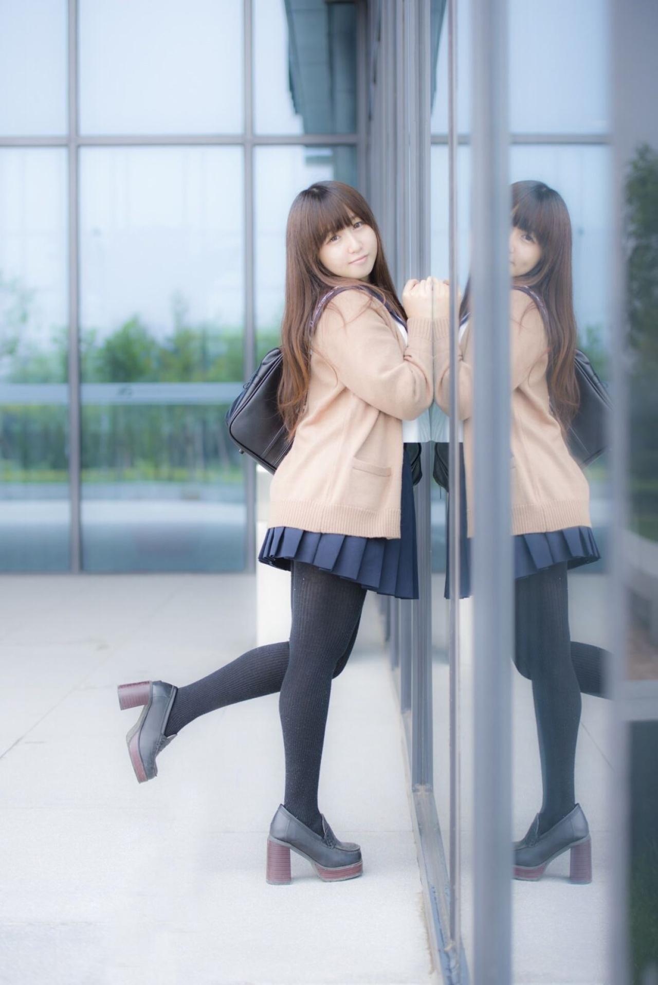 曈曈响叮当双手贴紧橱窗