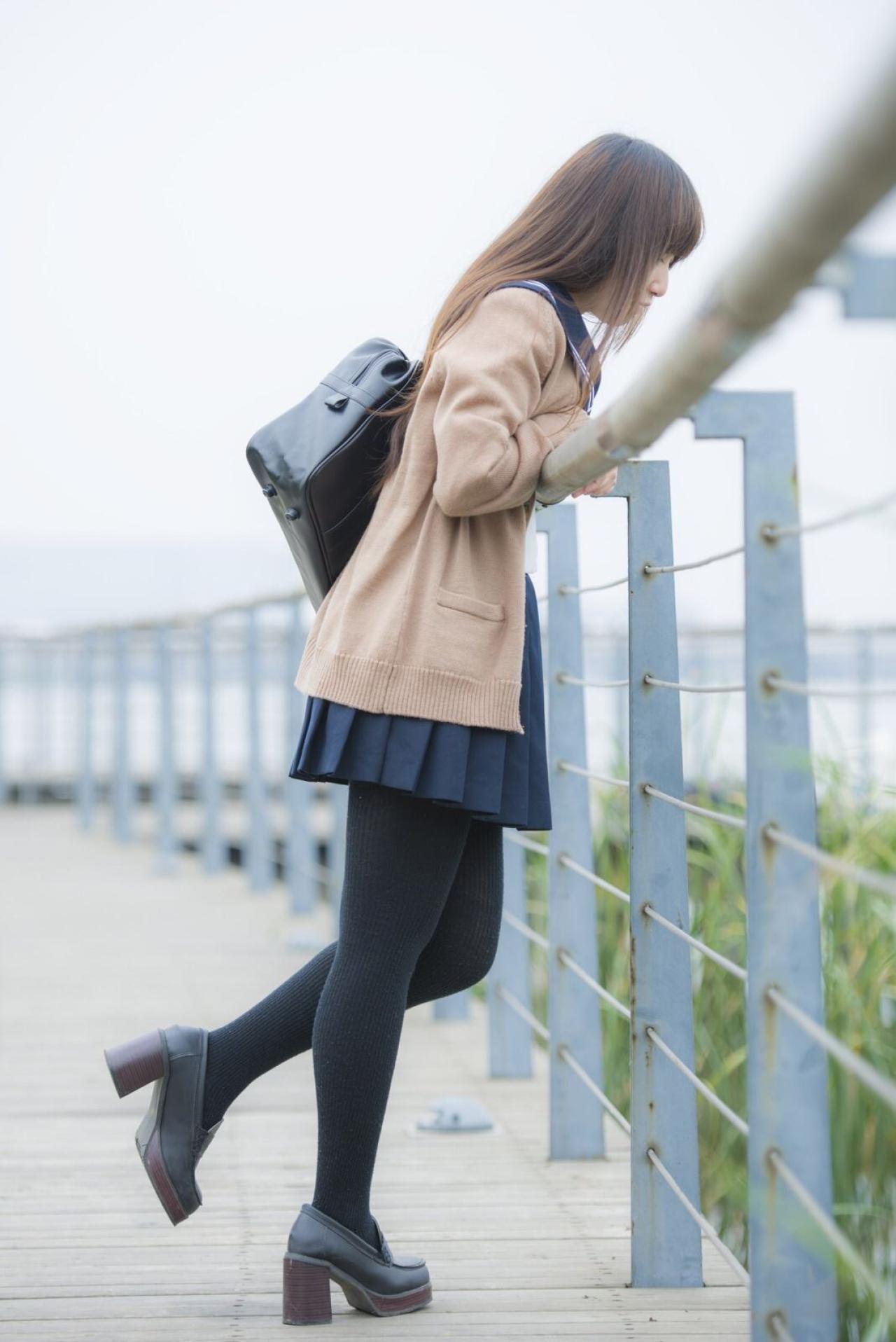 曈曈响叮当扶着栏杆眺望桥下