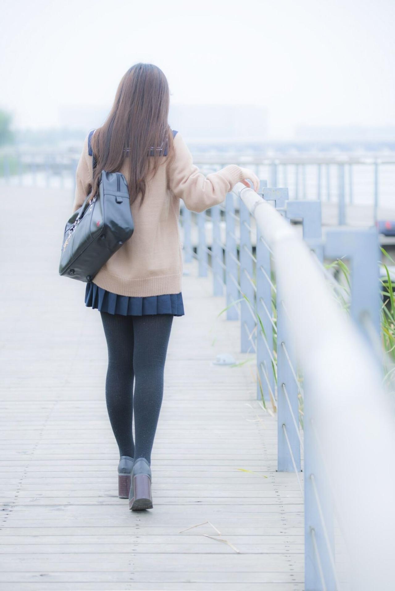 曈曈响叮当扶着栏杆漫步天桥上