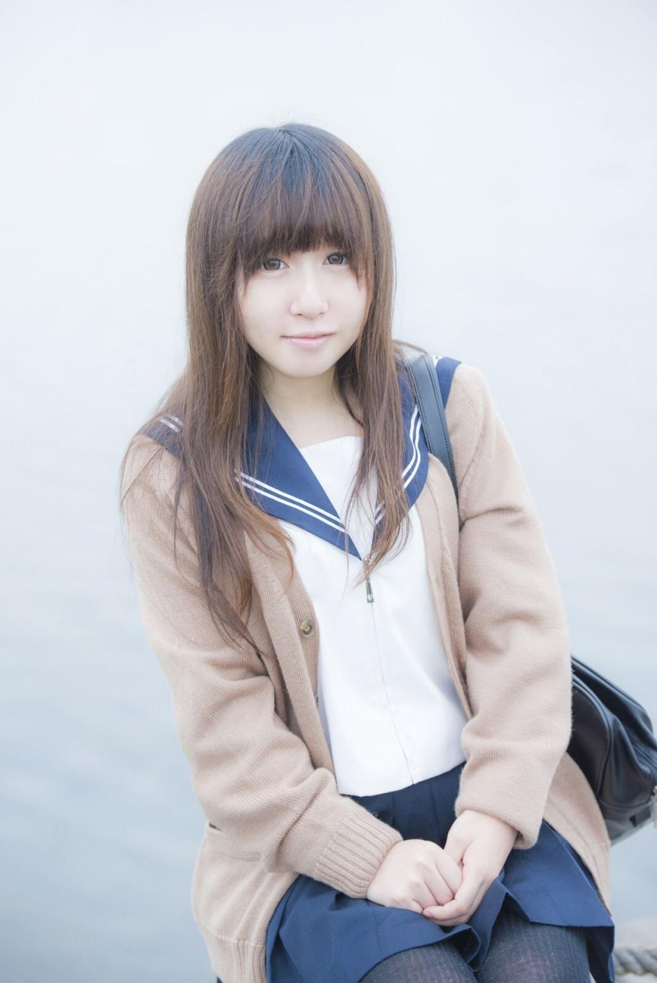 曈曈响叮当双手叠放在裙摆上，端坐的姿势